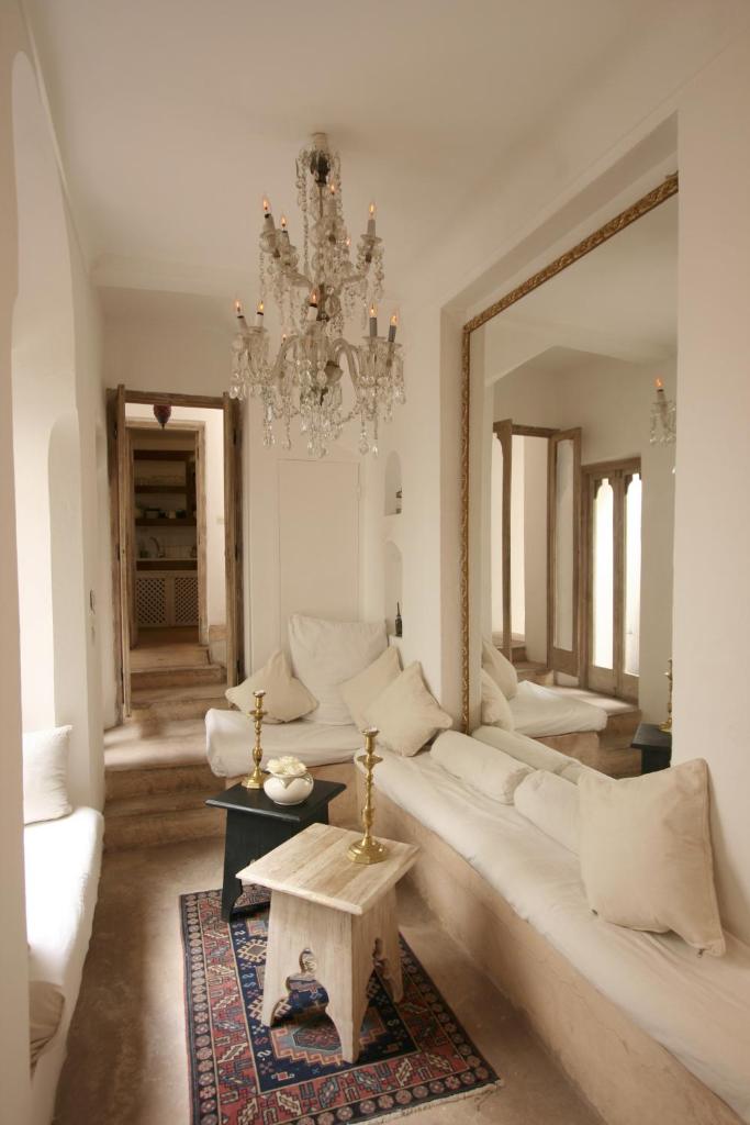 d'un salon avec un canapé blanc et un lustre. dans l'établissement Riad Safa, à Marrakech 37 autres photos