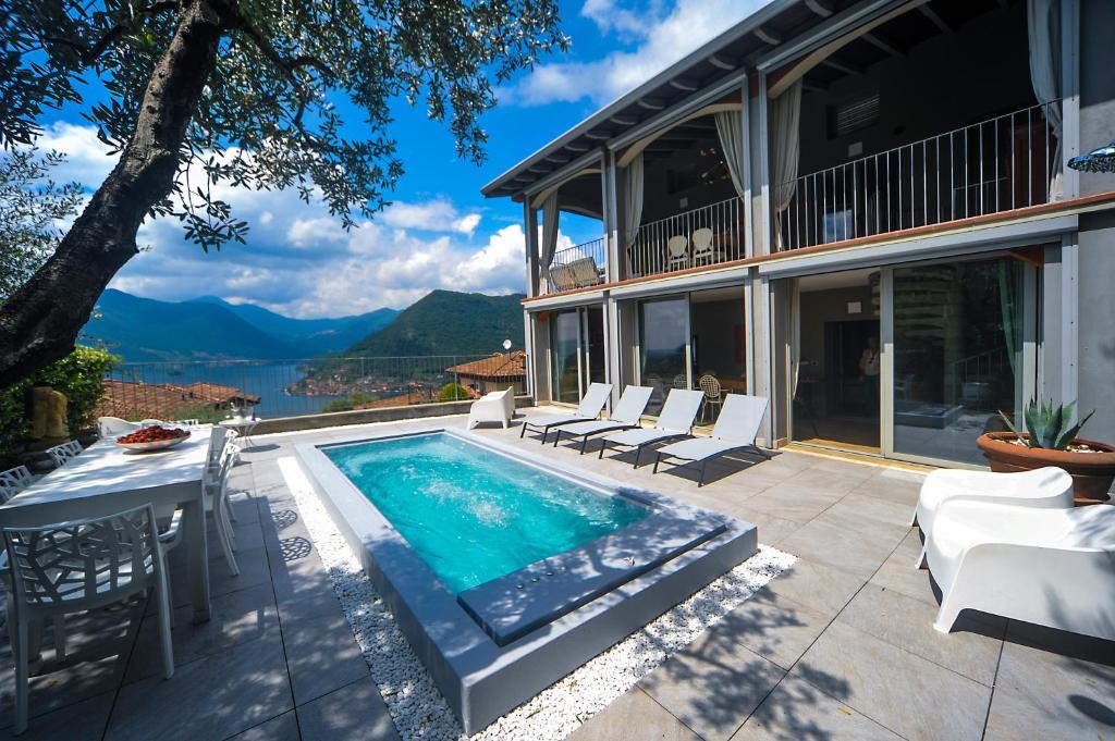 une maison avec une piscine sur une terrasse dans l'établissement Villa Paolina, à Sulzano