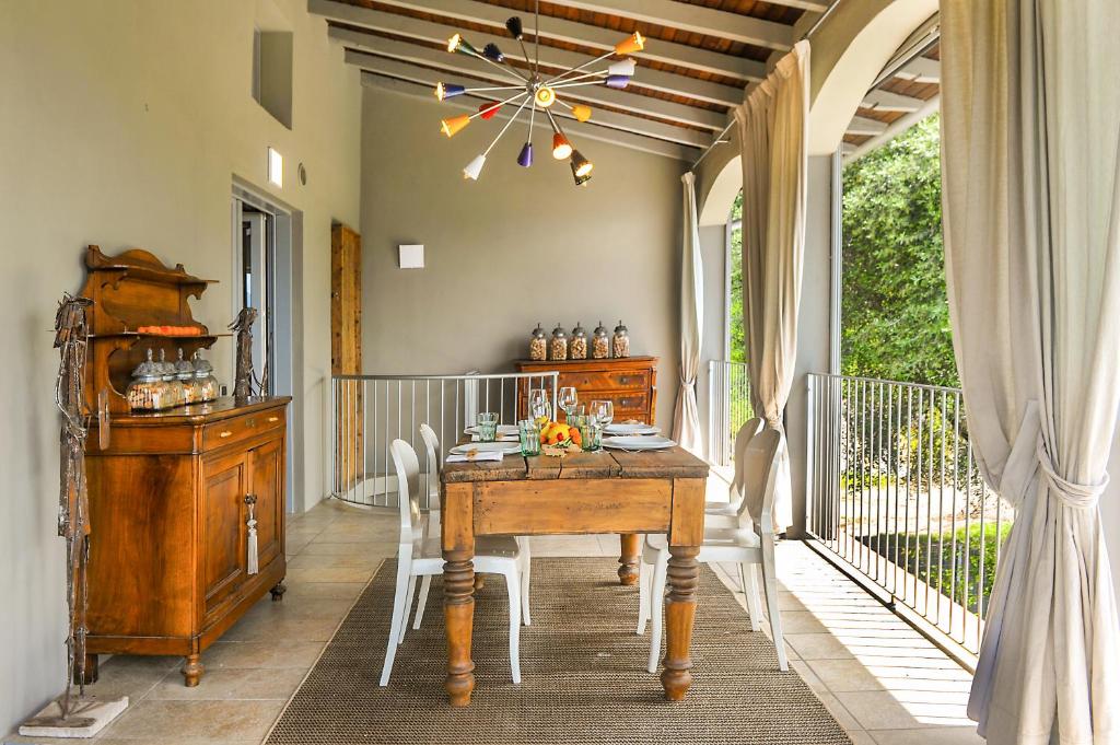 une salle à manger avec une table et des chaises sur un porche dans l'établissement Villa Paolina, à Sulzano