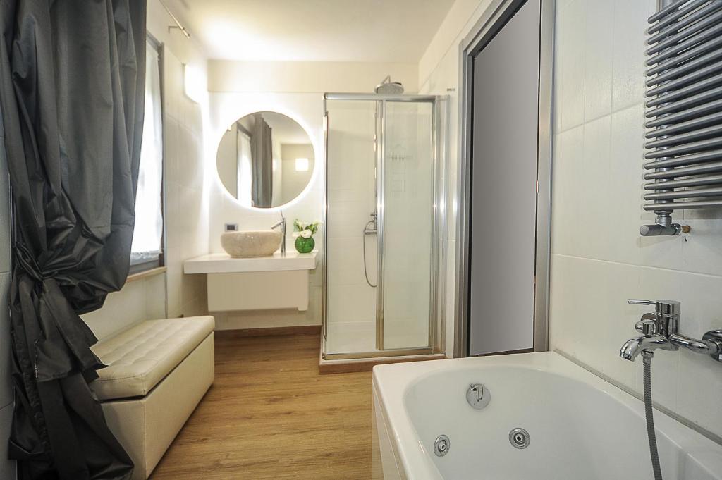 une salle de bain avec une baignoire, une douche et un lavabo dans l'établissement Villa Paolina, à Sulzano