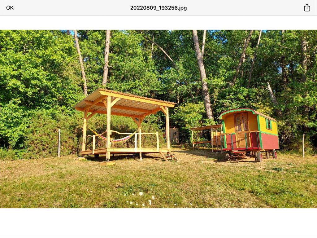 un groupe de structures de jeu dans un domaine dans l'établissement La roulotte du bonheur, à Saint-Pardoux-la-Rivière