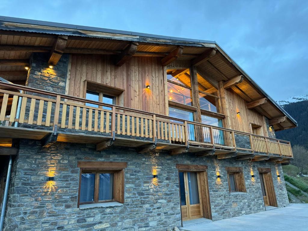 une maison avec un balcon sur le côté dans l'établissement Chalet Evidence, à Montvalezan