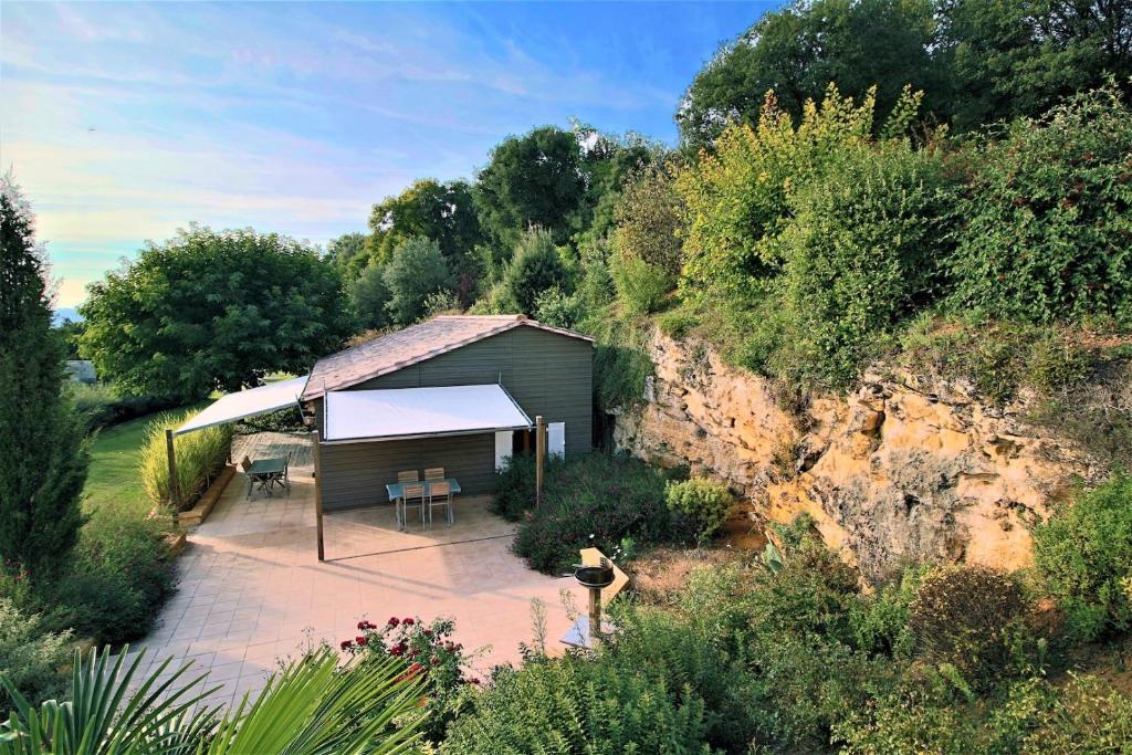 - une vue sur le kiosque du jardin dans l'établissement Gites La Palombière La Gardelle, à Bézenac