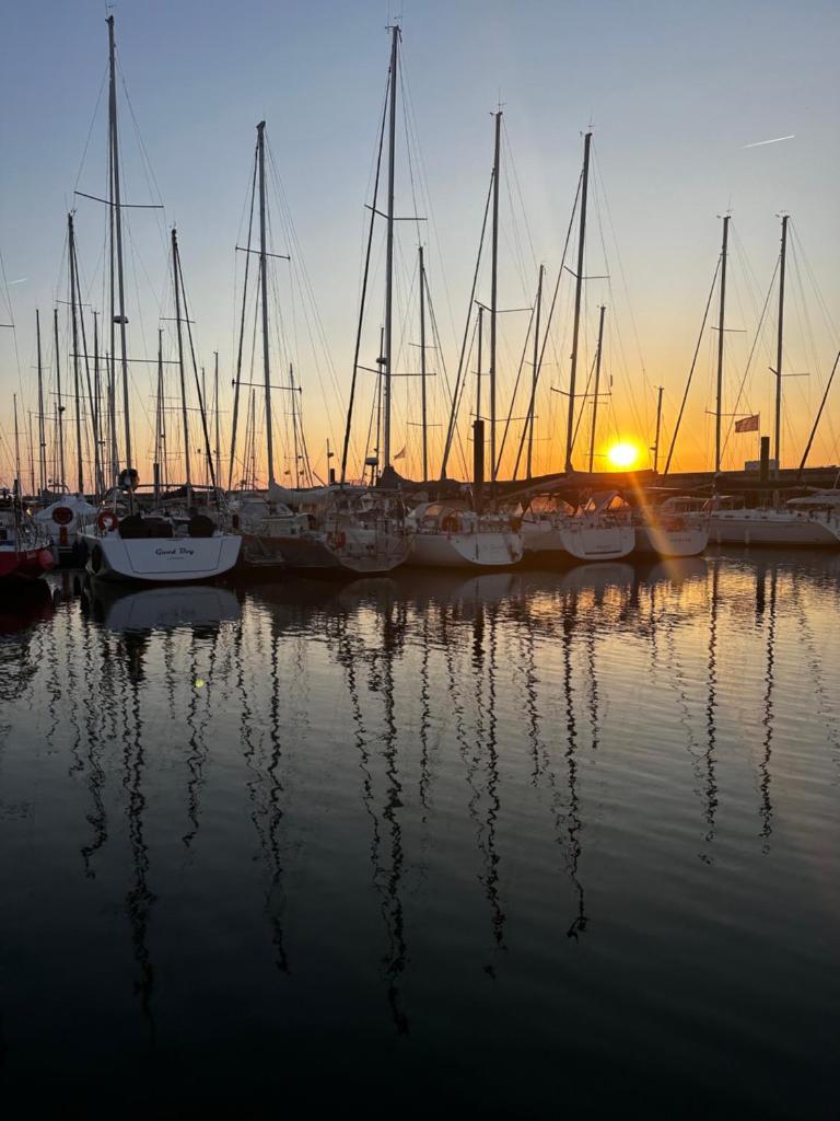 Photo de la galerie de l'établissement Voilier à quai, à La Rochelle