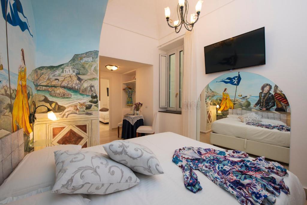 une chambre avec un lit et un tableau au mur dans l'établissement Hotel Antica Repubblica in Amalfi center at 100mt from the sea, à Amalfi
