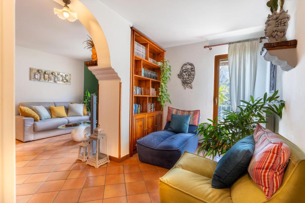 - un salon avec des canapés et une étagère à livres dans l'établissement Villa Islamorada Pool and Sea View, à Massa Lubrense