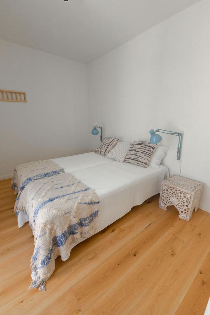 3BR Family Apt w- Private balcony, Pool & Free Parking 8