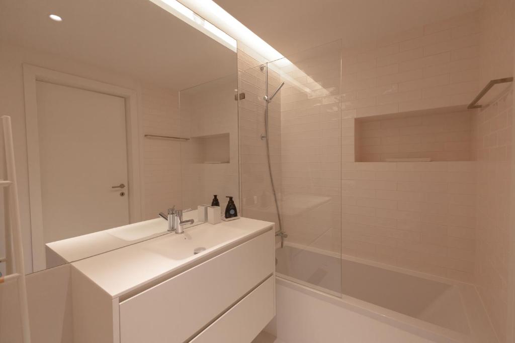 3BR Family Apt w- Private balcony, Pool & Free Parking 3