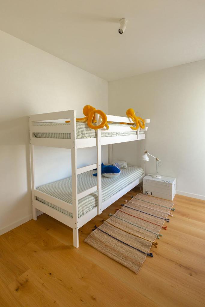 3BR Family Apt w- Private balcony, Pool & Free Parking 2
