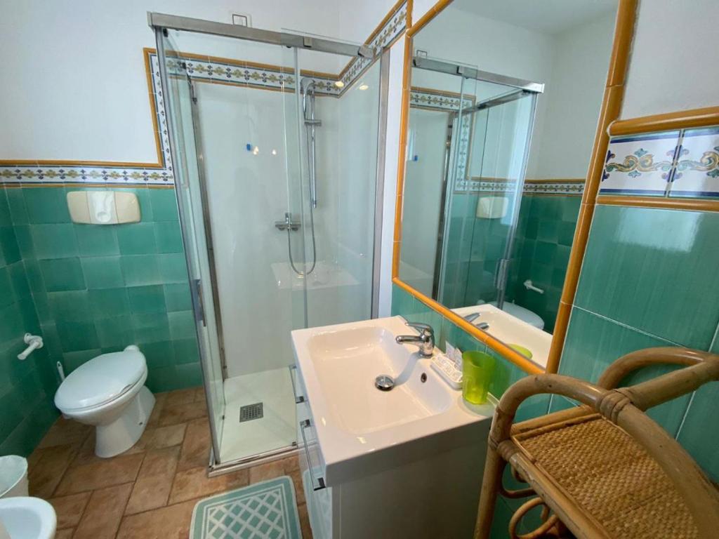 une salle de bain avec un lavabo, une douche et des toilettes dans l'établissement Residence Ambra, à Lido di Jesolo