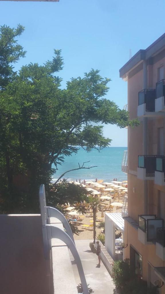 une vue sur la plage depuis le balcon d'un immeuble dans l'établissement Residence Ambra, à Lido di Jesolo