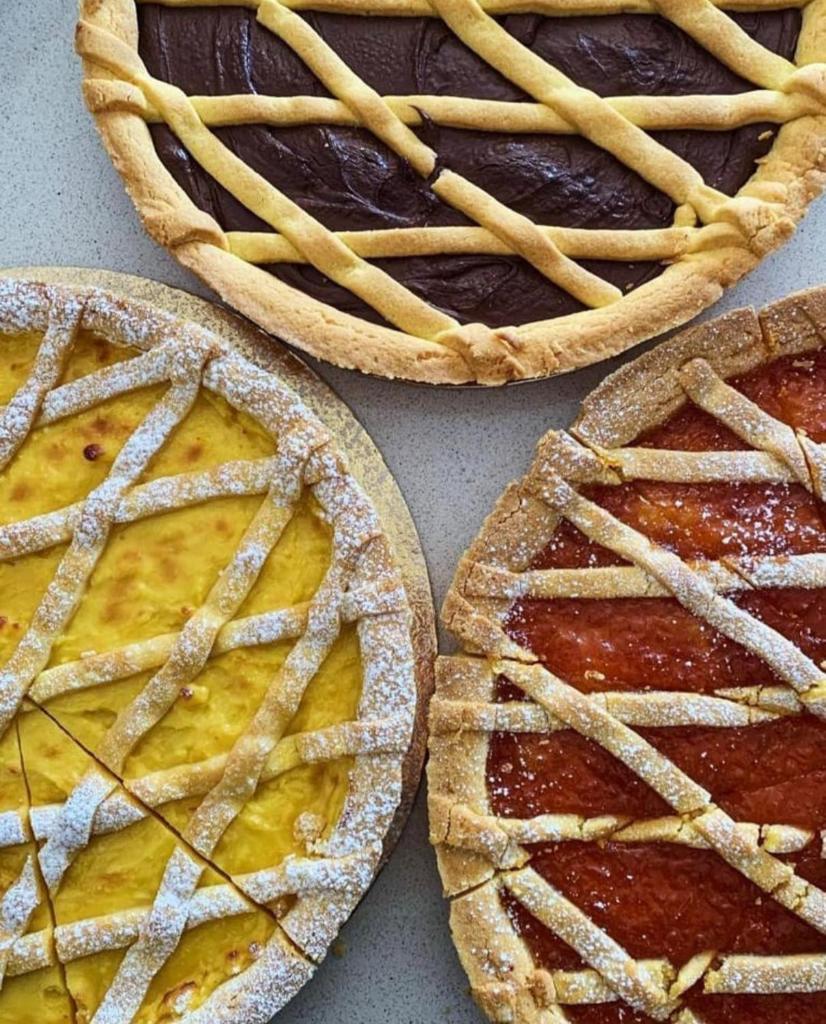 trois tartes assises au-dessus d'une table dans l'établissement Hotel Ariella, à Milano Marittima 66 autres photos