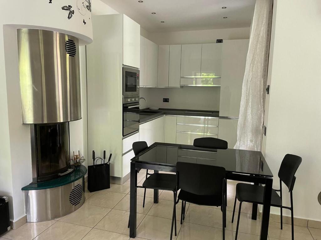 - une cuisine avec une table à manger et des chaises dans l'établissement Lake Home Holiday Wellness Villa da sogno sul lago, à Pusiano