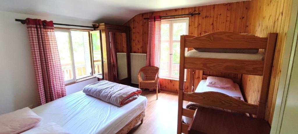 - une chambre avec 2 lits superposés et 2 fenêtres dans l'établissement Gîte montagne 1 à 25 places "Chalet Coste Belle", à Ceillac
