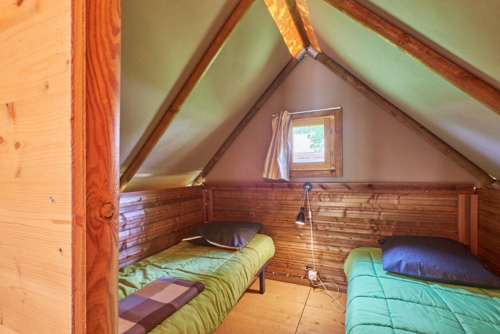 Cette chambre mansardée comprend 2 lits. dans l'établissement Caravane Tente 2 places, à Mens 19 autres photos