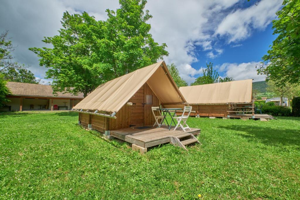une yourte avec une chaise et une table dans un champ dans l'établissement Caravane Tente 2 places, à Mens