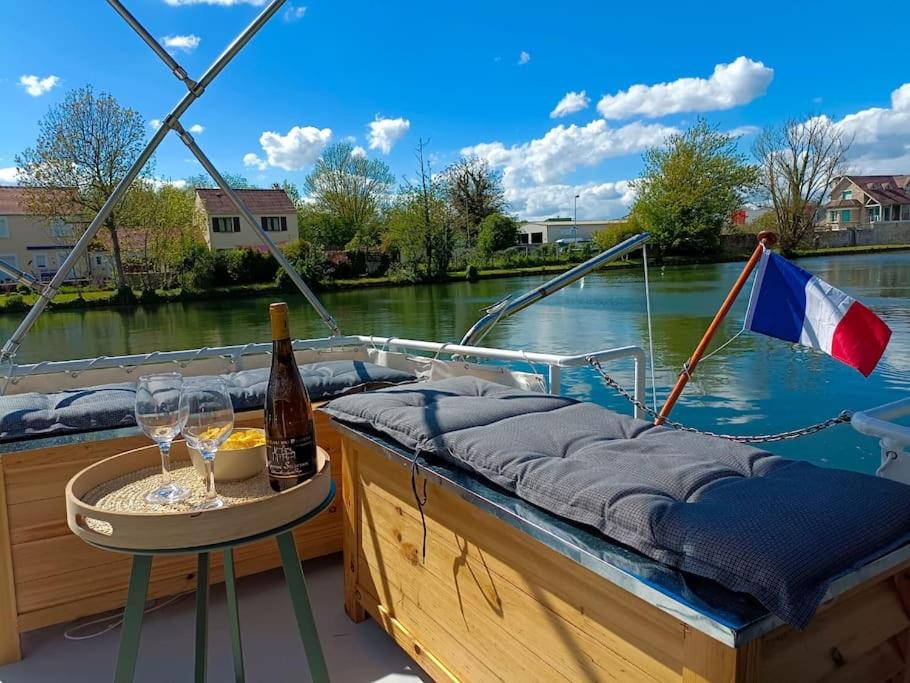 - une table avec une bouteille de vin et des verres sur un bateau dans l'établissement C'la Vie - Proche Fontainebleau - Bateau, à Nemours