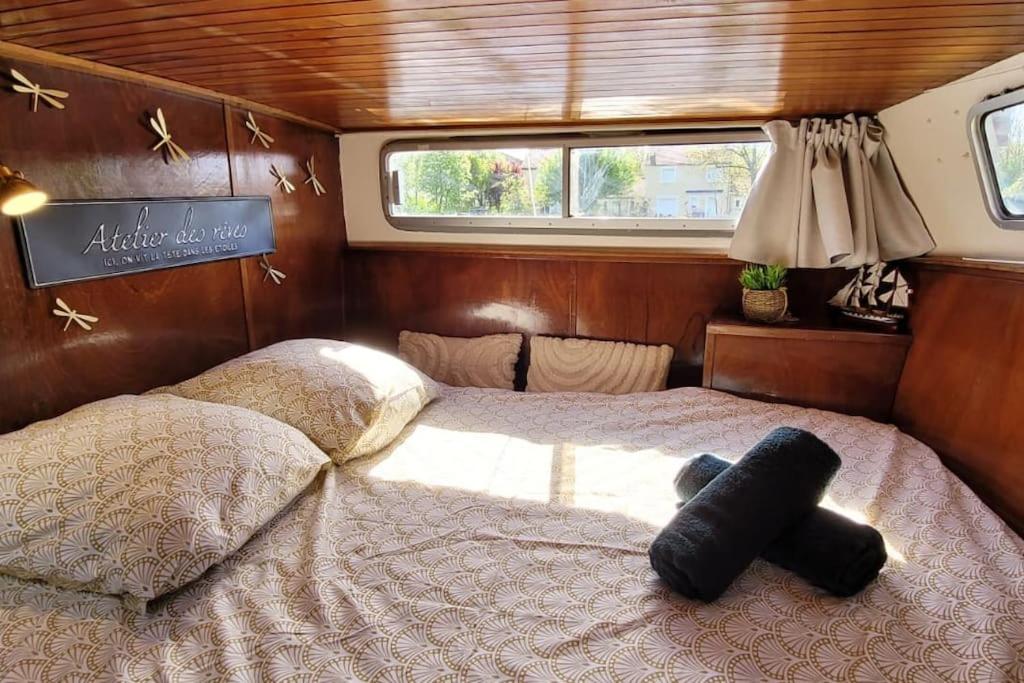 - une chambre avec un ours en peluche posé sur un lit dans l'établissement C'la Vie - Proche Fontainebleau - Bateau, à Nemours