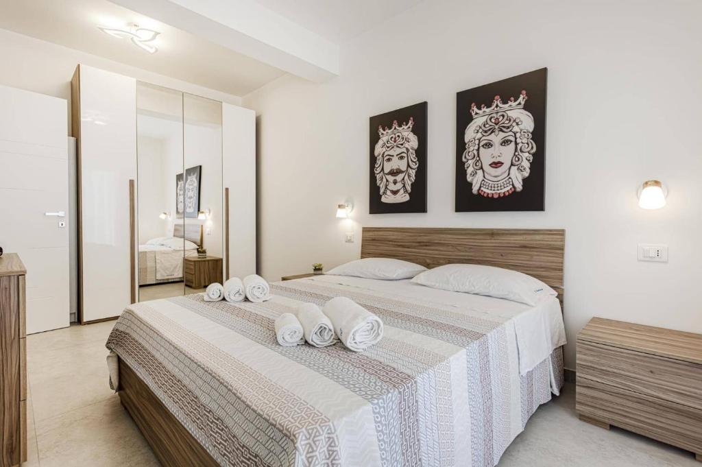 une chambre avec un grand lit avec des draps blancs dans l'établissement Villa Ares by Villa Plus, à Santa Maria Del Focallo