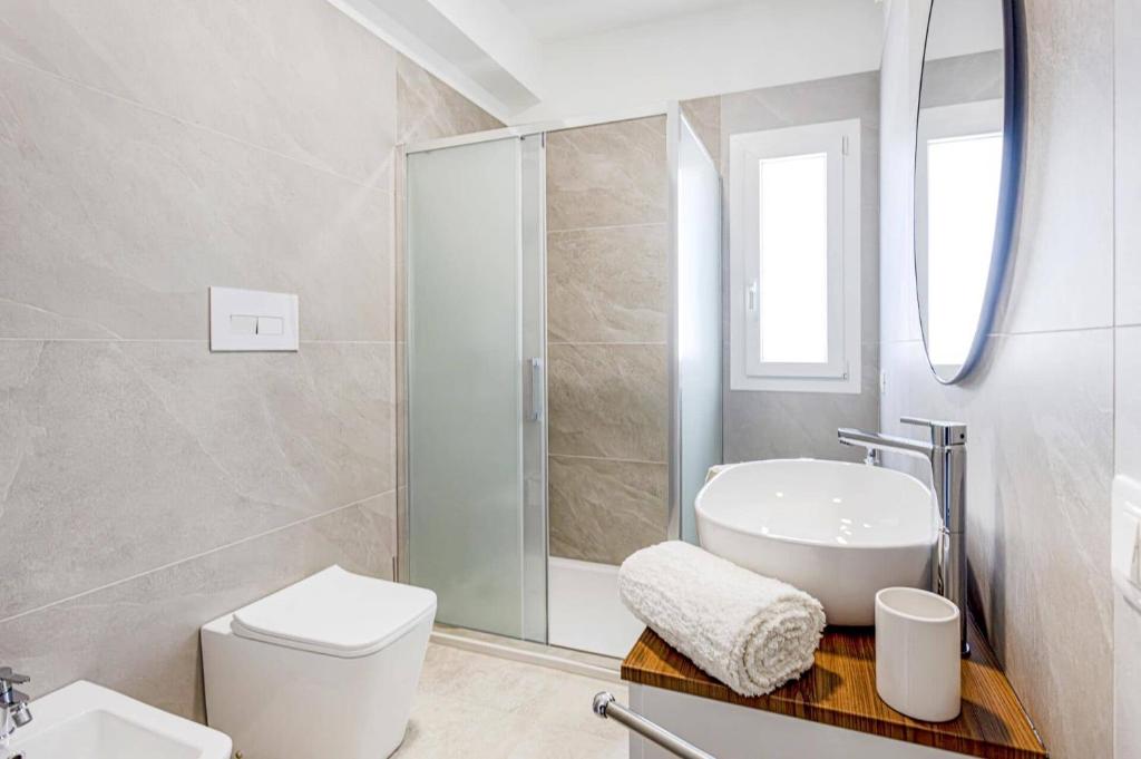 une salle de bain avec un lavabo, des toilettes et une douche dans l'établissement Villa Ares by Villa Plus, à Santa Maria Del Focallo 14 autres photos