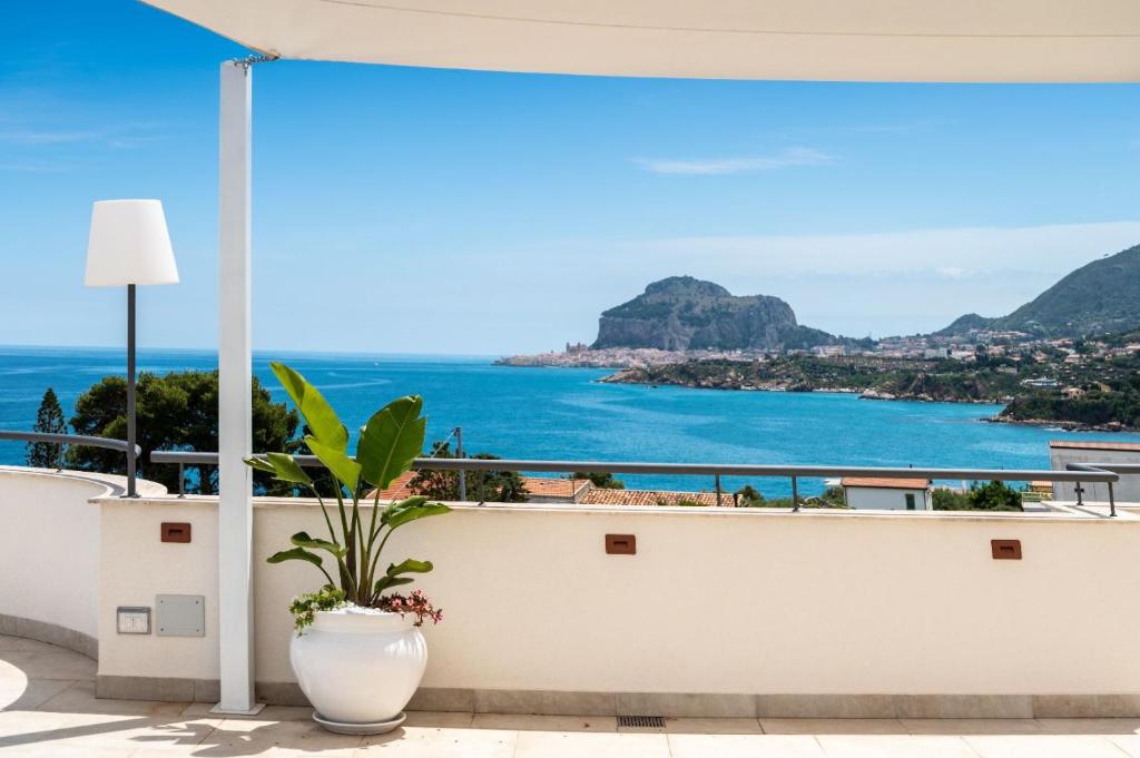 un balcon avec vue sur l'océan dans l'établissement Hotel Baia Del Capitano, à Cefalù
