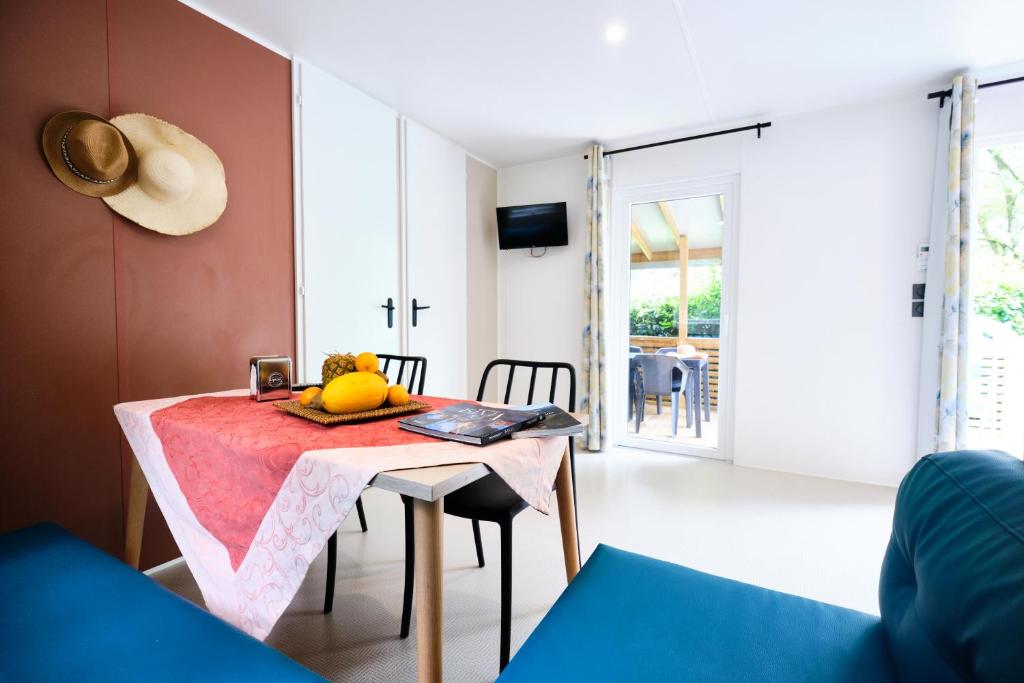 une salle à manger avec une table avec des fruits dessus dans l'établissement Camping de la Vallée Heureuse, à Orgon