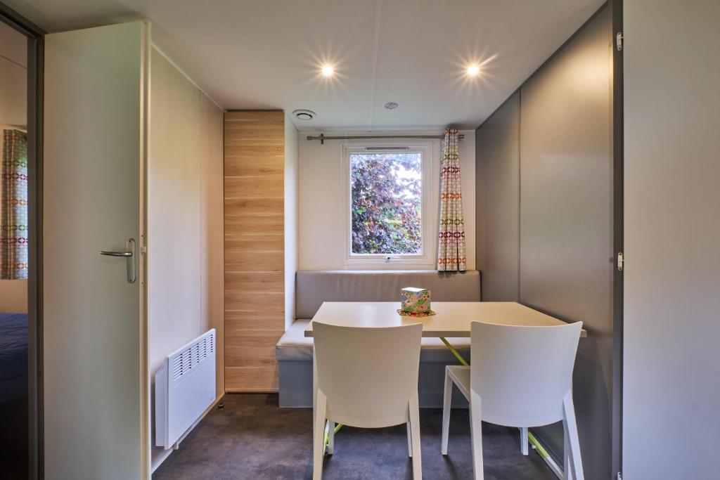 Photo de la galerie de l'établissement Mobil Home 4 personnes 204, à Mens