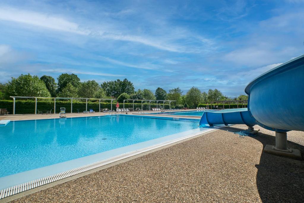 une grande piscine avec de l'eau bleue dans l'établissement Mobil Home 4 personnes 204, à Mens