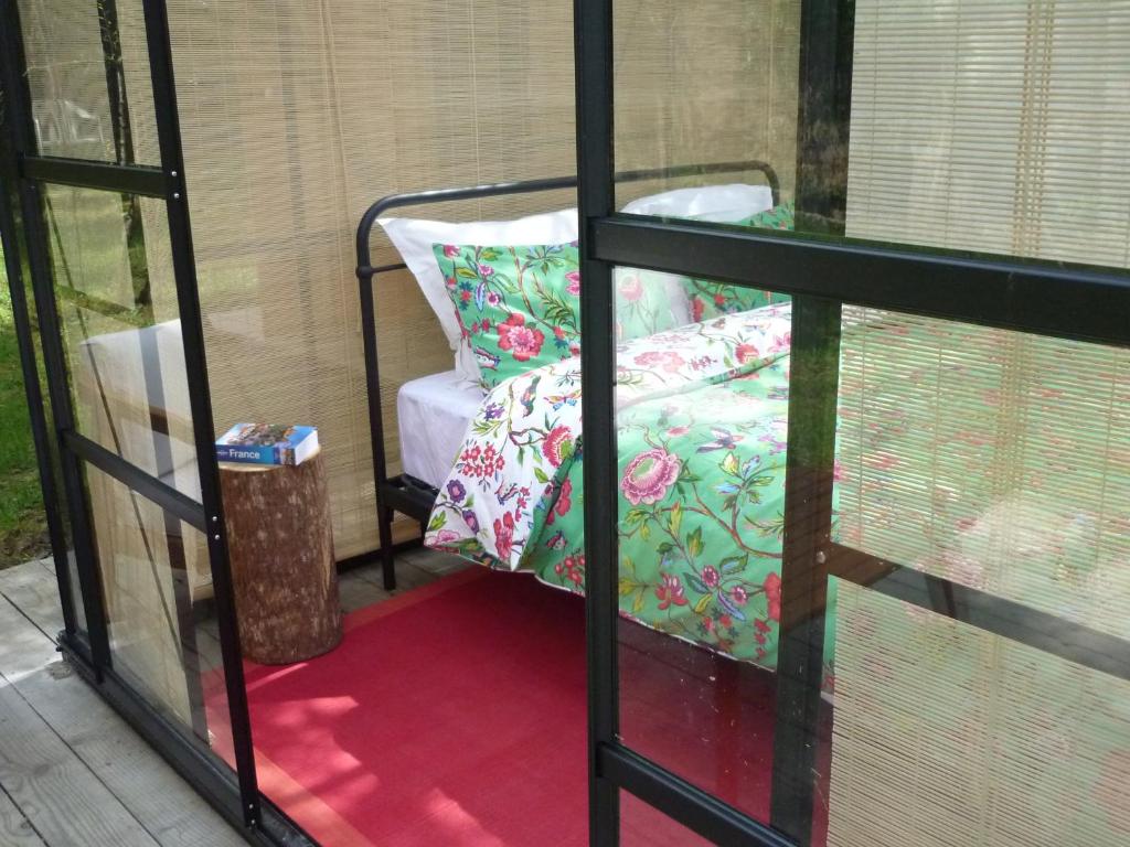 une chambre avec un lit superposé et une fenêtre dans l'établissement Le jardin secret, à Semur-en-Auxois