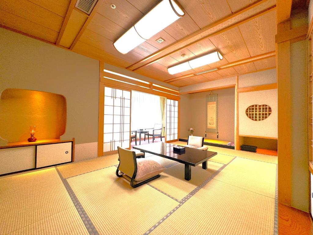 un grand salon avec une table et des chaises dans l'établissement Kochoran, à Toba