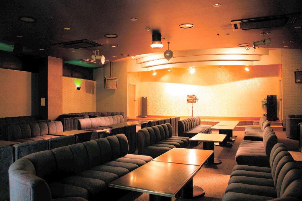 - une salle d'attente avec des canapés, des tables et une scène dans l'établissement Kochoran, à Toba 37 autres photos