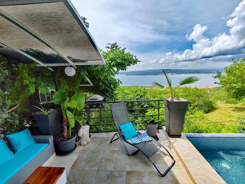 Art Gallery House with a small relaxing pool 5