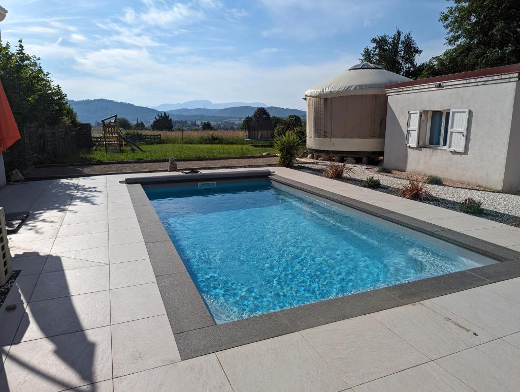 - une piscine dans une cour avec un kiosque dans l'établissement Yourte atypique entre Lyon et Grenoble ! Vue sur les montagnes., à Nohant-en-Graçay