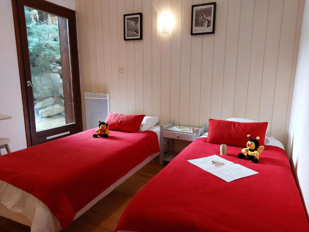 2 lits avec des ours en peluche dans une pièce dans l'établissement Apartment Les G'rets-7 by Interhome, à Saint-Gervais-les-Bains