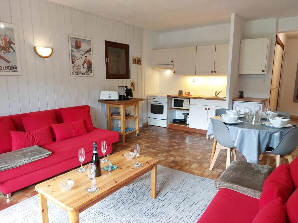 un salon avec un canapé rouge et une table dans l'établissement Apartment Les G'rets-7 by Interhome, à Saint-Gervais-les-Bains