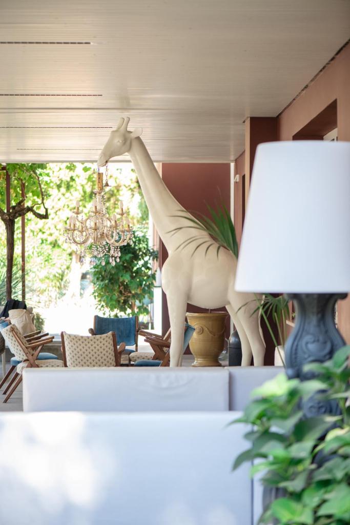 une statue de girafe dans un salon dans l'établissement Hotel Abc, à Cervia