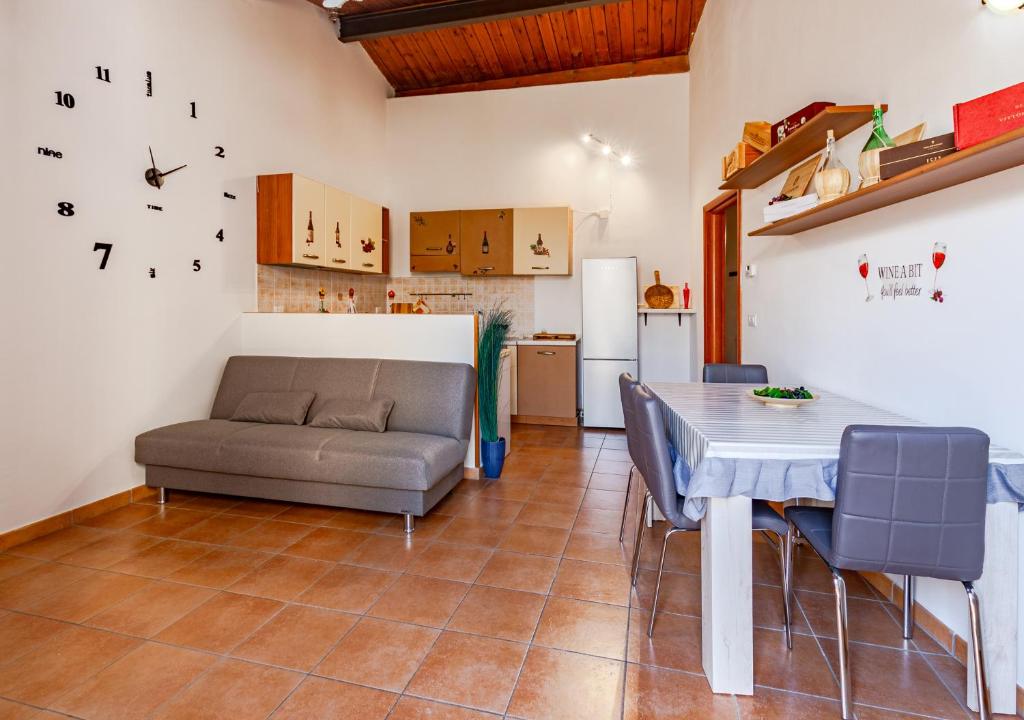 Camy Wine House con giardino vicino alla stazione ferroviaria 8