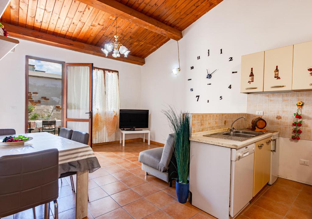 Camy Wine House con giardino vicino alla stazione ferroviaria 4