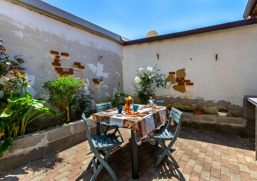 Camy Wine House con giardino vicino alla stazione ferroviaria 5