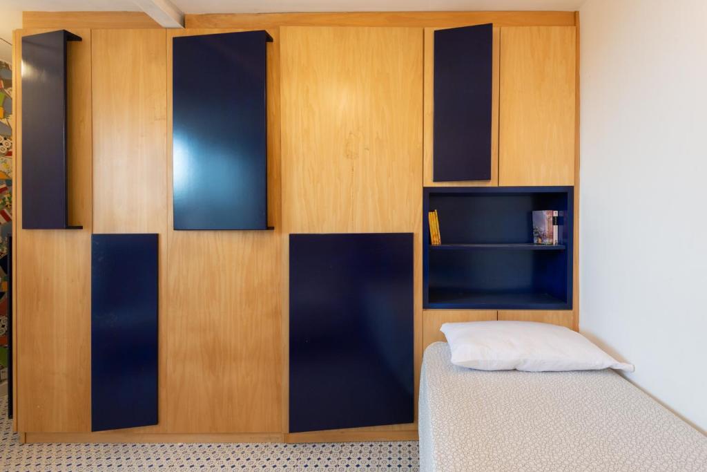 Cette chambre comprend un lit et un mur en bois. dans l'établissement Casa Tiberius Capri Retreat, à Capri