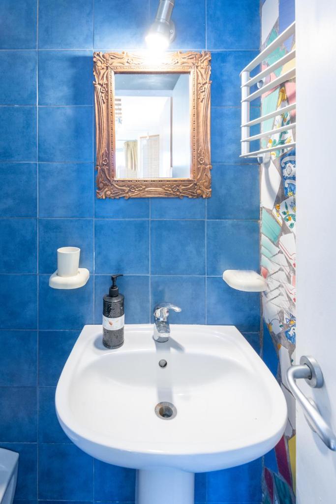 une salle de bain avec un lavabo blanc et un miroir dans l'établissement Casa Tiberius Capri Retreat, à Capri