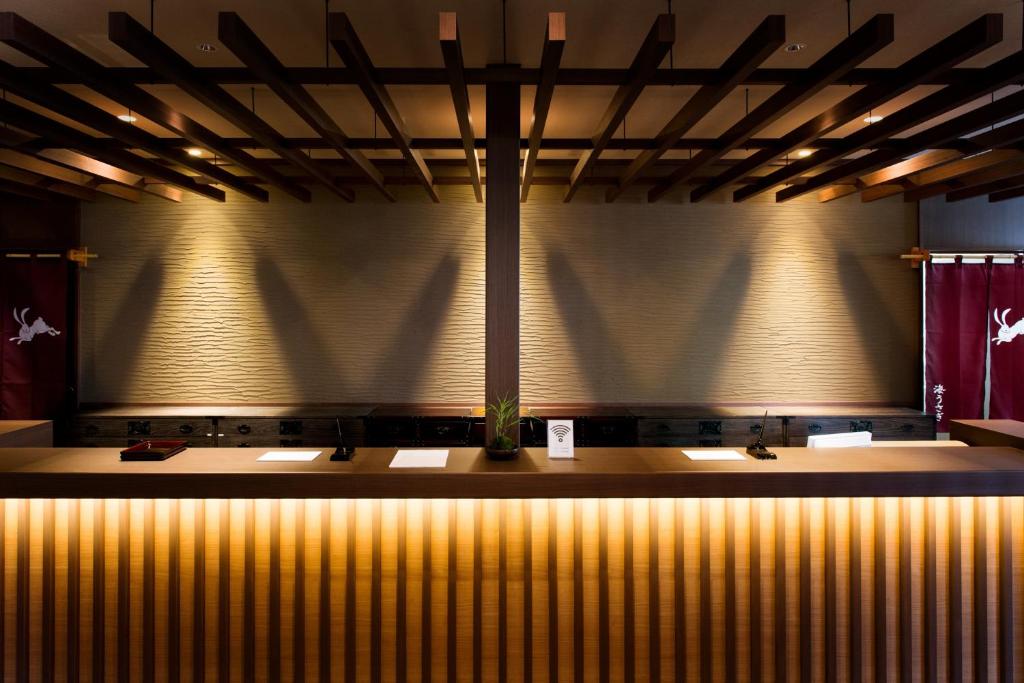 une scène avec un grand rideau dans une pièce dans l'établissement Umiusagi, à Higashiizu