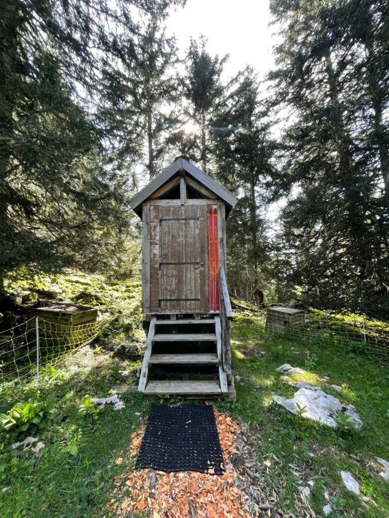 Une petite maison extérieure au milieu d'un champ dans l'établissement Eco Bivouac village igloos Annecy - LE SEMNOZ - à 20 minutes d'Annecy, à Annecy 17 autres photos