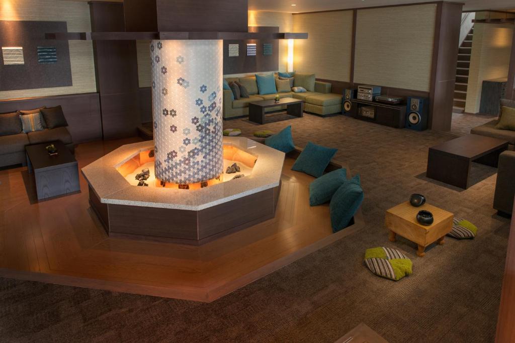 un rendu d'un salon avec une cheminée dans l'établissement Umiusagi, à Higashiizu