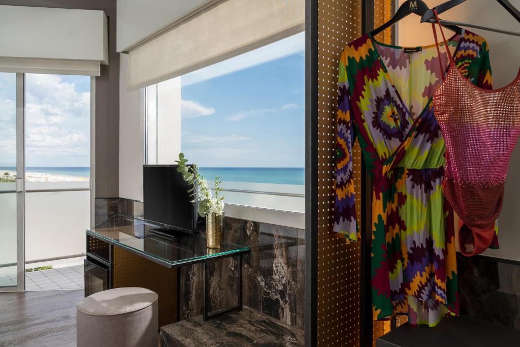un salon avec vue sur l'océan dans l'établissement Hotel Michelangelo, à Riccione
