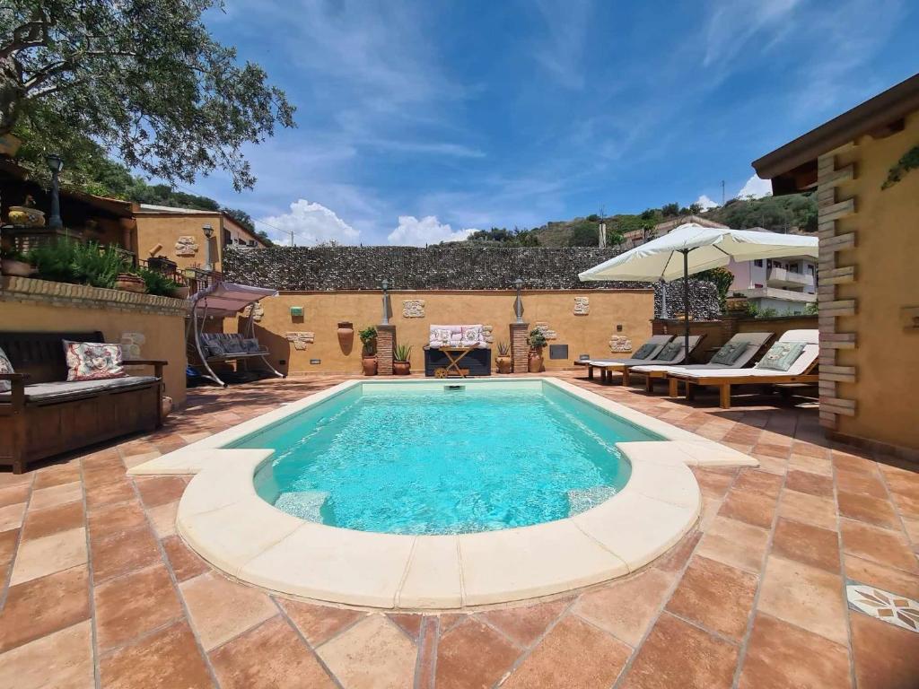 - une piscine au milieu d'un patio dans l'établissement Villa Alecla - Sea Villa near Taormina, à SantʼAlessio Siculo