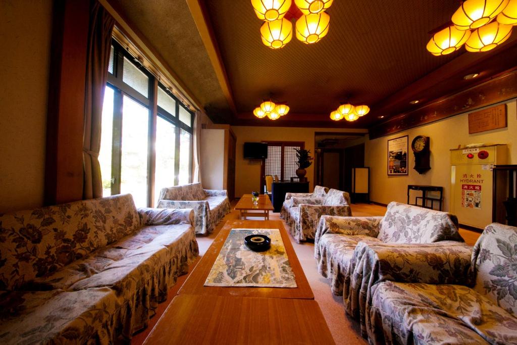 un salon avec des canapés et une table basse dans l'établissement Ryokan Wataya, à Karatsu