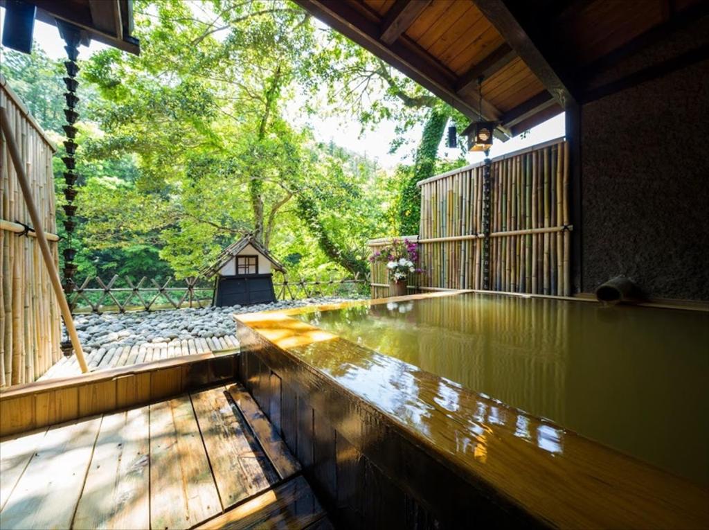 un étang de carpes koï au milieu d'une maison dans l'établissement Hazuki, à Ono