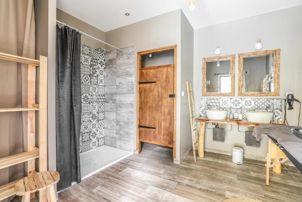 une salle de bain avec deux lavabos et une douche dans l'établissement La Roulotte de la Trigalle, à Valognes