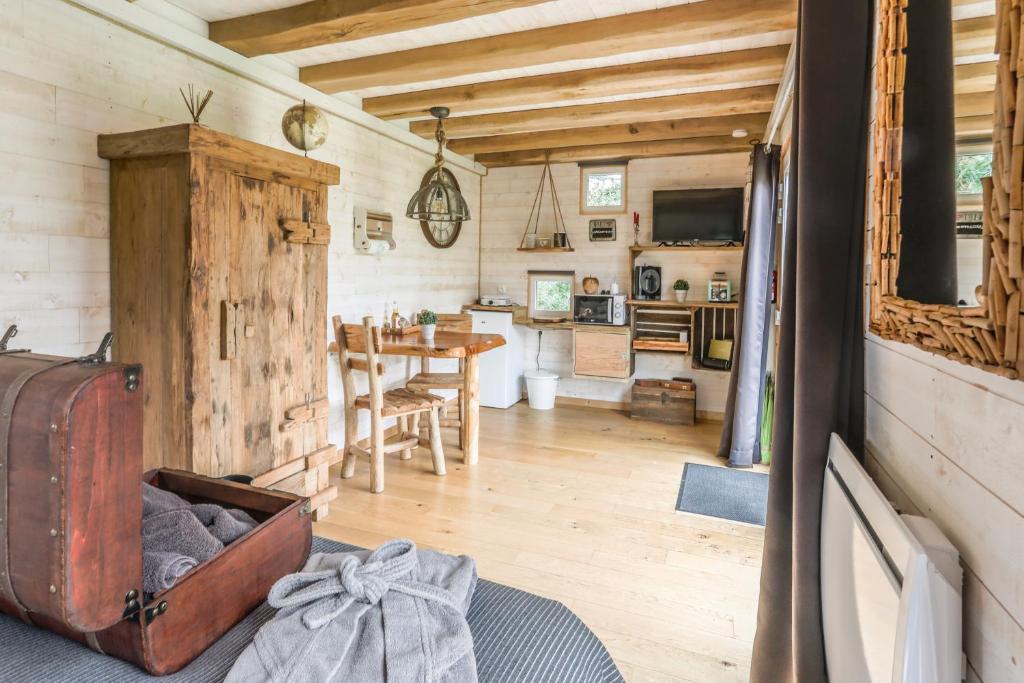 un salon avec une cuisine et une salle à manger dans l'établissement La Roulotte de la Trigalle, à Valognes